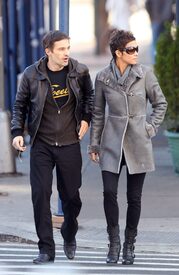 HalleBerryoutandaboutinNYC19.11.2010_06.JPG