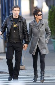 HalleBerryoutandaboutinNYC19.11.2010_07.JPG