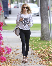 60490_Preppie_Emma_Roberts_out_in_Beverly_Hills_19_122_59lo.jpg