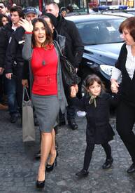 Salma Hayek heading to FNAC to greet fans 20.11.2011_02.jpg