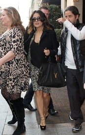 Salma Hayek leaving the Four Seasons George V Hotel in Paris 21.11.2011_05.jpg