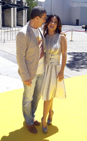 Salma Hayek arrives for the Australian premier of Puss In Boots in Sydney Australia 27.11.2011_01.jpg