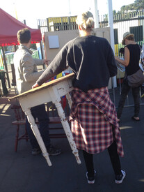 Agyness Deyn @ shopping at flea market in Pasadena, 17 Oct 2012g (1).jpg