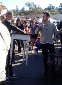 Agyness Deyn @ shopping at flea market in Pasadena, 17 Oct 2012g (2).jpg