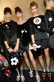 th_Prada_Spring_2013_Backstage_l_Mjc_GKx8vv_x.jpg