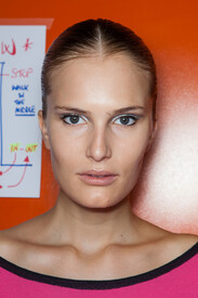 Laura_Biagiotti_Spring_2013_Backstage_Kr_Is_YYr9_CR.jpg