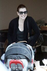 Tikipeter_Alyson_Hannigan_picks_up_her_daughter_001.jpg