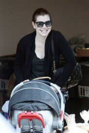 Tikipeter_Alyson_Hannigan_picks_up_her_daughter_001.jpg