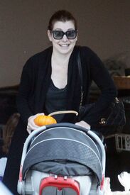 Tikipeter_Alyson_Hannigan_picks_up_her_daughter_003.jpg