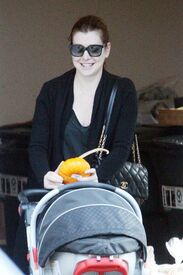 Tikipeter_Alyson_Hannigan_picks_up_her_daughter_004.jpg