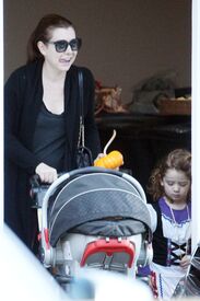 Tikipeter_Alyson_Hannigan_picks_up_her_daughter_007.jpg