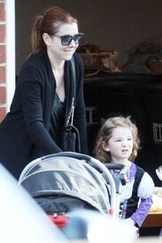 Tikipeter_Alyson_Hannigan_picks_up_her_daughter_009.jpg