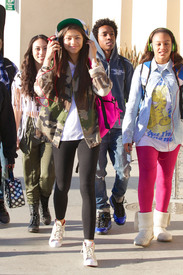 Preppie_Zendaya_Coleman_at_LAX_Airport_11.jpg