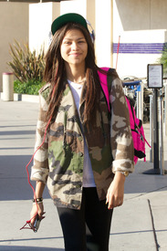 Preppie_Zendaya_Coleman_at_LAX_Airport_14.jpg