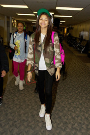 Preppie_Zendaya_Coleman_at_LAX_Airport_19.jpg