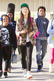 Preppie_Zendaya_Coleman_at_LAX_Airport_9.jpg