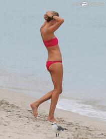 971556-natasha-poly-se-baigne-a-miami-le-5-620x0.jpg