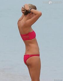 971574-natasha-poly-se-baigne-a-miami-le-5-620x0.jpg