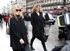 Moss arrives and shops K3zwL1h0zMQl.jpg
