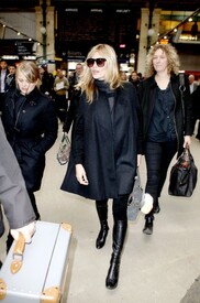 Moss arrives and shops NNwdgi3E4Gpl.jpg