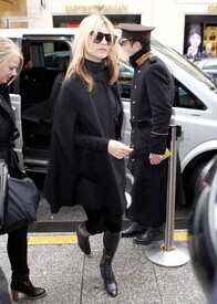 Moss arrives and shops OQhmzYTxKP-l.jpg