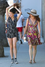 AndieMacDowell11042012OutwithSarahinVenice5.jpg
