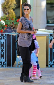 Halle Berry celebrates Halloween in Calabasas 30.10.2012_36.jpg