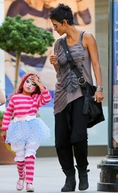 Halle Berry celebrates Halloween in Calabasas 30.10.2012_39.jpg