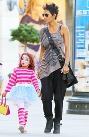 Halle Berry celebrates Halloween in Calabasas 30.10.2012_41.jpg