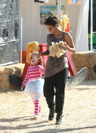 Halle Berry celebrates Halloween in Calabasas 30.10.2012_43.jpg