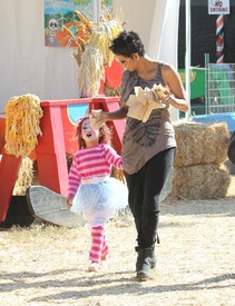 Halle Berry celebrates Halloween in Calabasas 30.10.2012_44.jpg