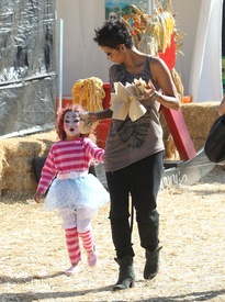 Halle Berry celebrates Halloween in Calabasas 30.10.2012_45.jpg