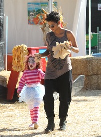 Halle Berry celebrates Halloween in Calabasas 30.10.2012_46.jpg