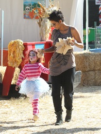 Halle Berry celebrates Halloween in Calabasas 30.10.2012_49.jpg