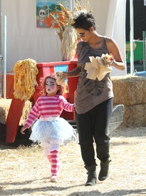 Halle Berry celebrates Halloween in Calabasas 30.10.2012_50.jpg