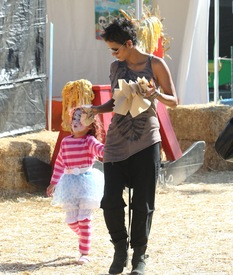 Halle Berry celebrates Halloween in Calabasas 30.10.2012_51.jpg