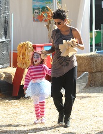 Halle Berry celebrates Halloween in Calabasas 30.10.2012_52.jpg