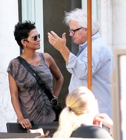 Halle Berry celebrates Halloween in Calabasas 30.10.2012_56.jpg