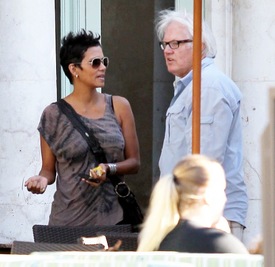 Halle Berry celebrates Halloween in Calabasas 30.10.2012_57.jpg