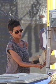 Halle Berry celebrates Halloween in Calabasas 30.10.2012_58.jpg