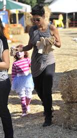 Halle Berry celebrates Halloween in Calabasas 30.10.2012_59.jpg