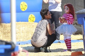 Halle Berry celebrates Halloween in Calabasas 30.10.2012_60.jpg