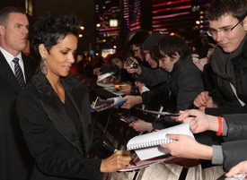 Halle Berry arrives at the premiere of her film ''Cloud Atlas'' in Moscow November 1.11.2012_00.jpg
