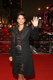 Halle Berry arrives at the premiere of her film ''Cloud Atlas'' in Moscow November 1.11.2012_01.jpg