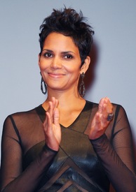 Halle Berry arrives at the premiere of her film ''Cloud Atlas'' in Moscow November 1.11.2012_12.jpg