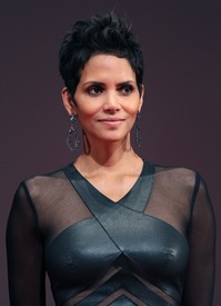 Halle Berry arrives at the premiere of her film ''Cloud Atlas'' in Moscow November 1.11.2012_15.jpg