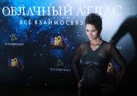Halle Berry arrives at the premiere of her film ''Cloud Atlas'' in Moscow November 1.11.2012_20.jpg