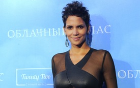 Halle Berry arrives at the premiere of her film ''Cloud Atlas'' in Moscow November 1.11.2012_22.jpg