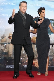 Halle Berry attends the premiere of Cloud Atlas in Berlin 5.11.2012_04.jpg