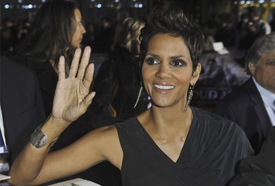 Halle Berry attends the premiere of Cloud Atlas in Berlin 5.11.2012_161.jpg